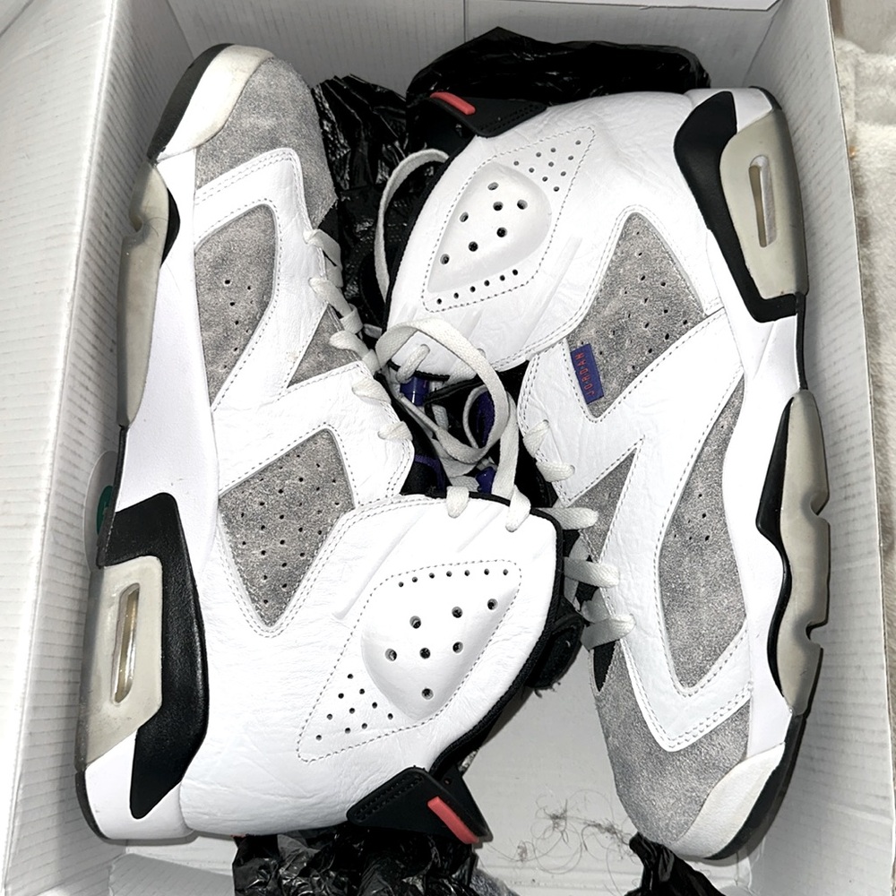 AIR JORDAN 6 RETRO 
LIKE NEW WITH BOX